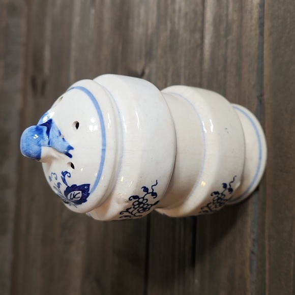 Vintage Blue Onion Salt Shaker if you have the pepper & need the salt here it is - Picture 2 of 6